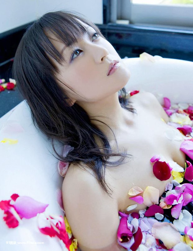 美女小松彩夏迷你裙不离花瓣浴 [9P][巫师3 1.31 裸体]